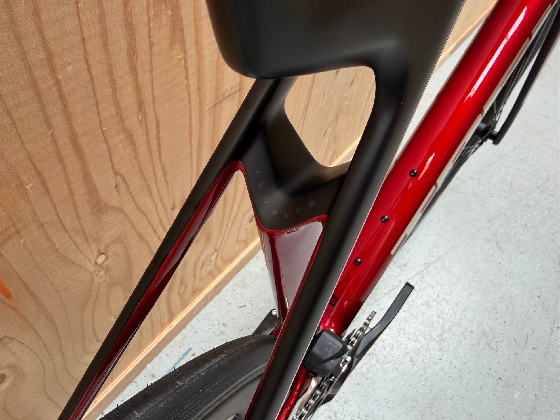 Fiets Trek Madone SL 6 Gen 8 2026 met aerodynamisch frame en racefietsdetails, op een donkere achtergrond zichtbaar
