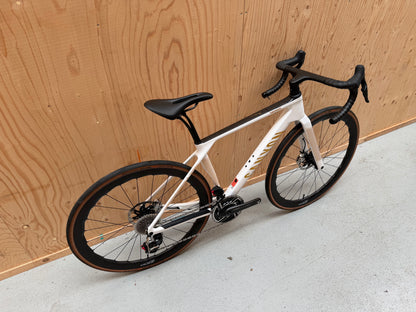 Lichte Canyon Endurace CFR racefiets met aerodynamisch frame en geavanceerde carbon onderdelen, klaar voor wielrennen