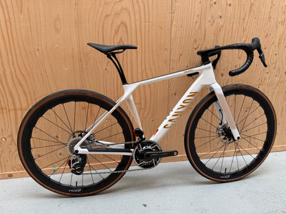Lichte Canyon Endurace CFR racefiets met aerodynamisch frame en geavanceerde velgen, geplaatst op een witte achtergrond