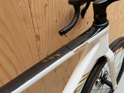 Lichtgewicht Canyon Endurace CFR racefiets met aerodynamisch frame en strakke afwerking, geschikt voor lange ritten en snelheid.