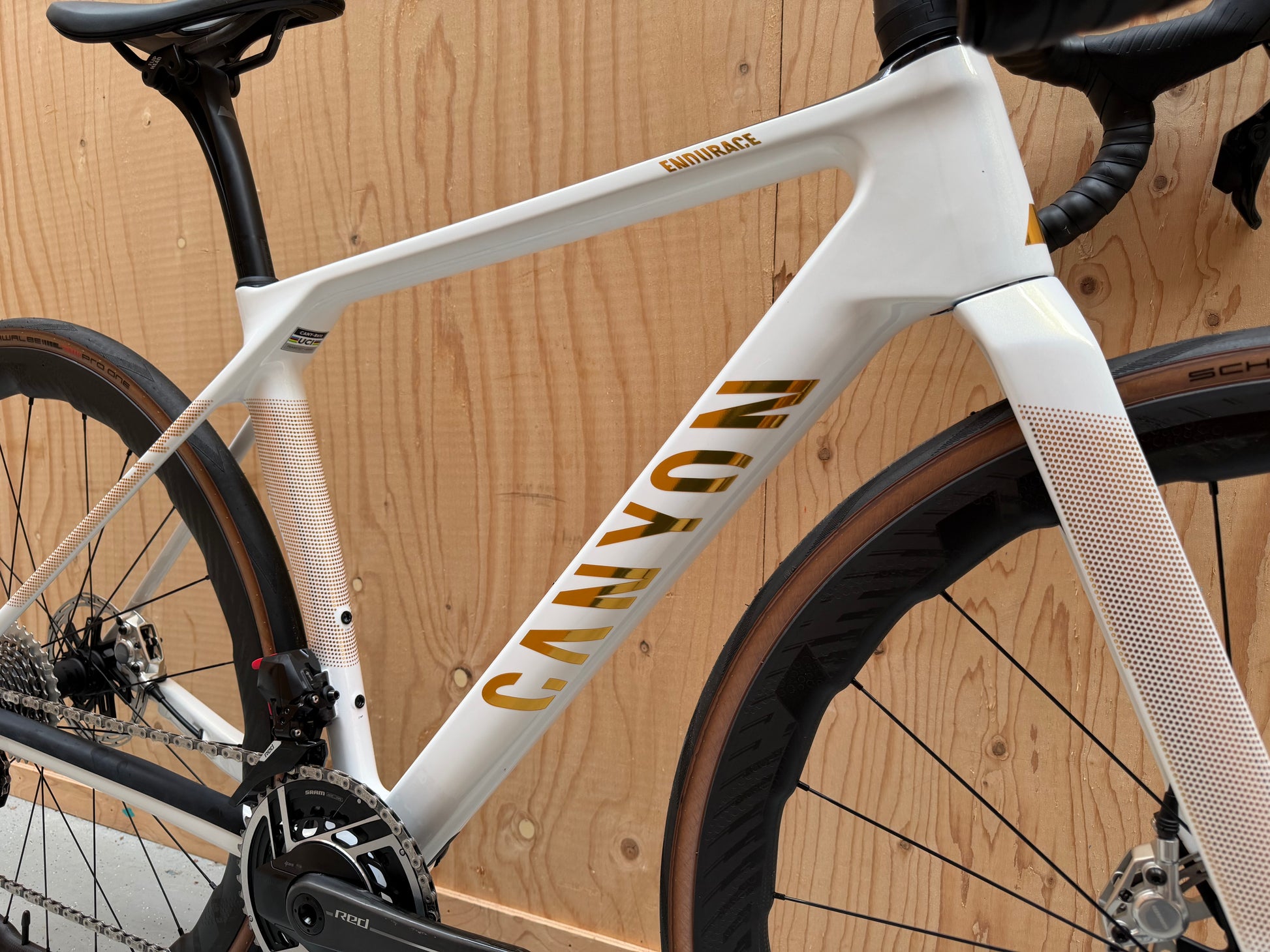 Zwarte Canyon Endurace CFR racefiets met geavanceerde frame en aerodynamisch ontwerp, velostudio branding zichtbaar.