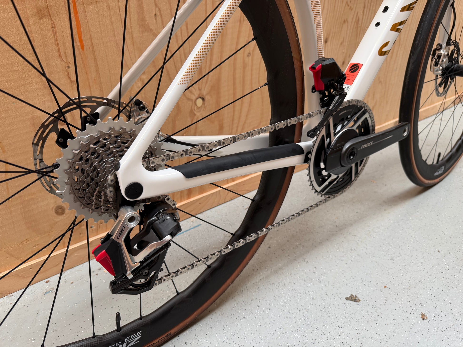 Lichte Canyon Endurace CFR racefiets met aerodynamisch frame en geavanceerde componenten, ontworpen voor prestaties en comfort.