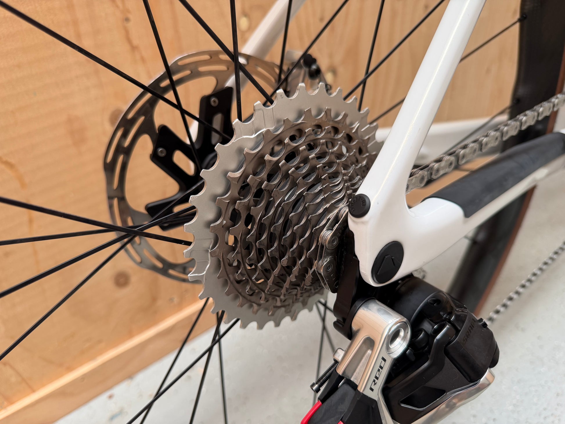 Fiets van de Canyon Endurace CFR met lichte carbon frame en comfortabele zithouding, klaar voor lange ritten.