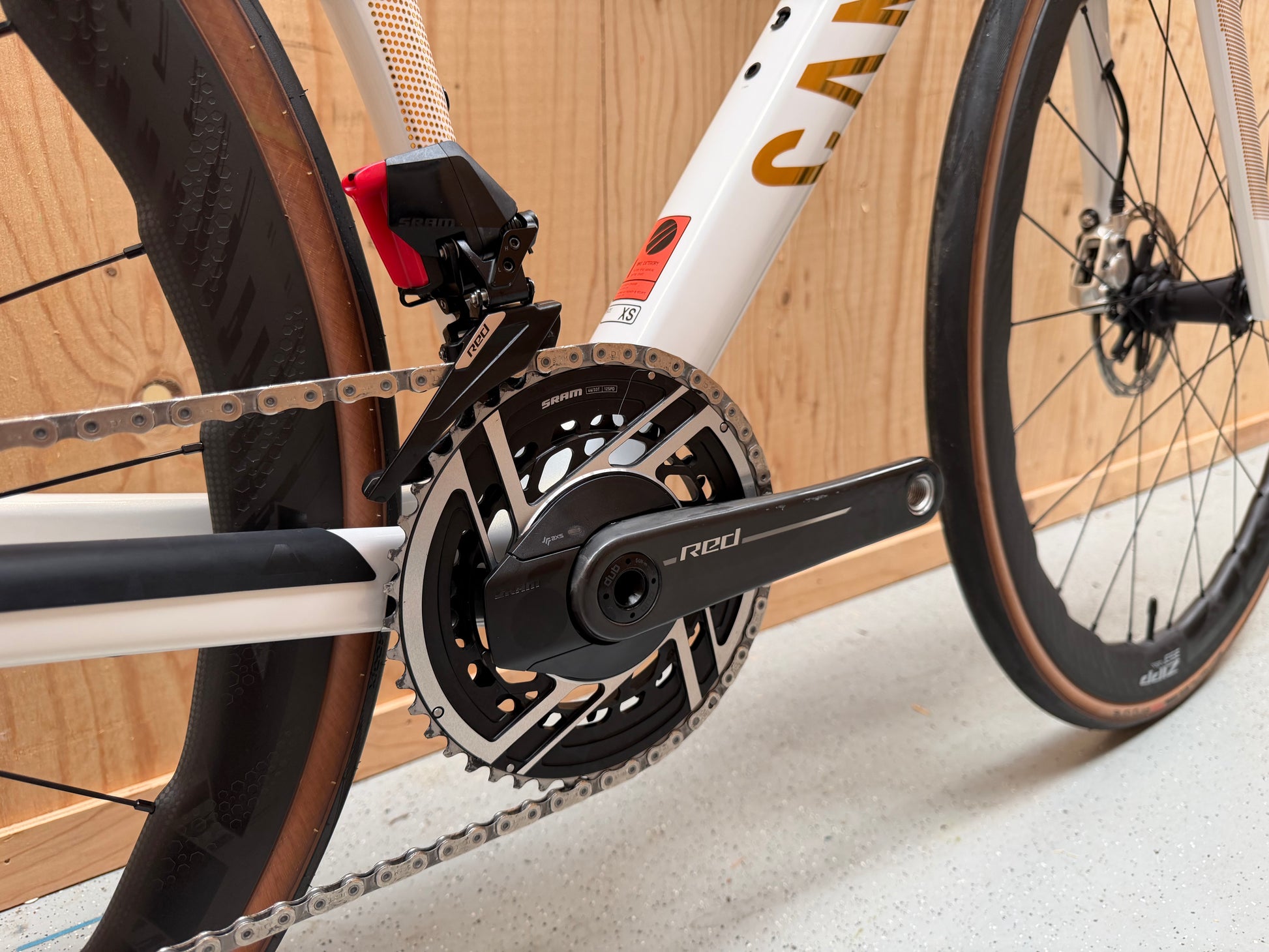 Lichte Canyon Endurace CFR racefiets met aerodynamisch frame en dunne banden, getoond op een witte achtergrond.