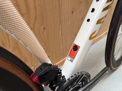 Geavanceerde Canyon Endurace CFR racefiets met carbon frame, gearschakelaar en aerodynamisch ontwerp, zichtbaar in de afbeelding