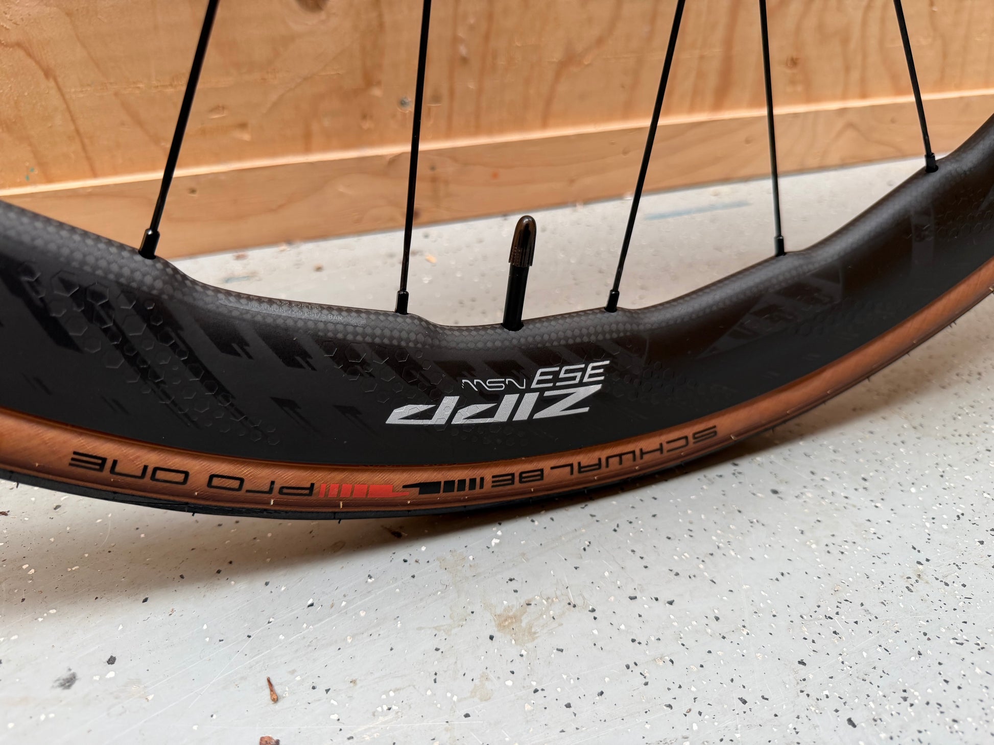Lichte Canyon Endurace CFR racefiets met aerodynamisch frame en geavanceerde onderdelen, foto van Velostudio.