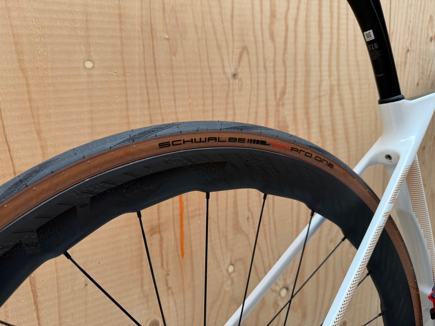 Lichte Canyon Endurace CFR racefiets met zwart en oranje frame en aerodynamische wielset, perfect voor lange ritten