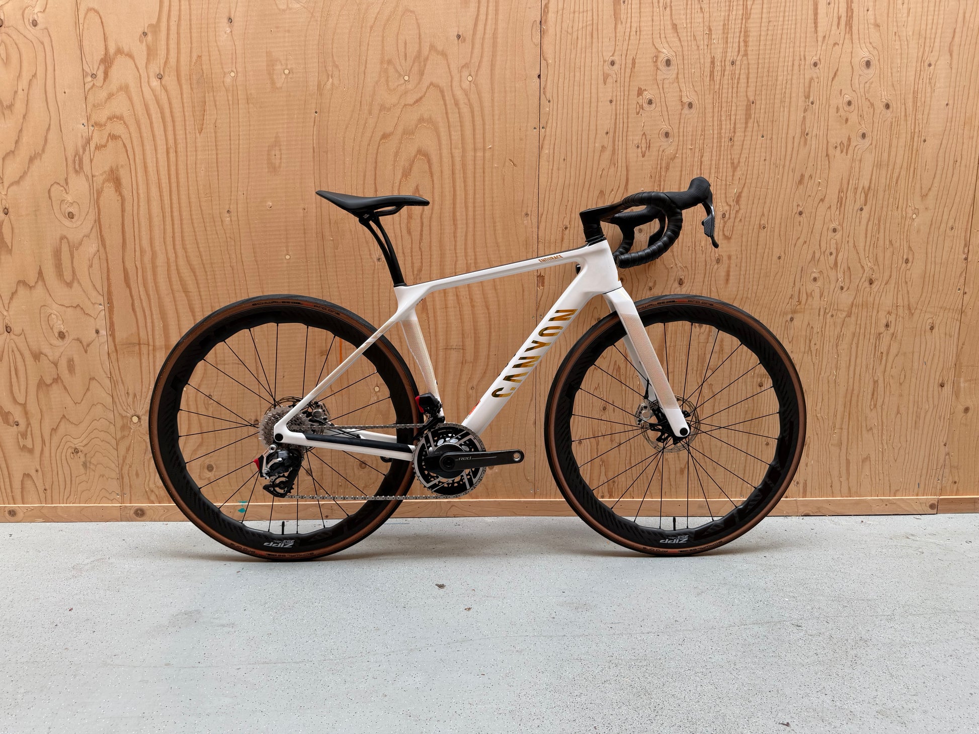 Fietsframe Canyon Endurace CFR van Velostudio, lichtgewicht carbon frame met gedetailleerde afwerking en aerodynamisch ontwerp.