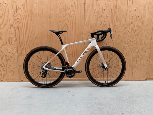 Fietsframe Canyon Endurace CFR van Velostudio, lichtgewicht carbon frame met gedetailleerde afwerking en aerodynamisch ontwerp.