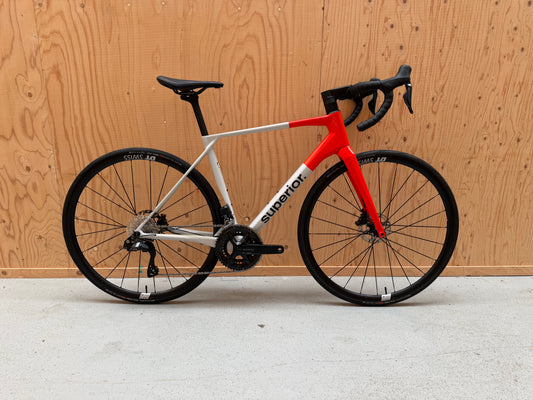 Velostudio Superior X-Road 9.5 GF wiel met aerodynamisch ontwerp en glanzende afwerking, geschikt voor gravel en all-road fietsen.