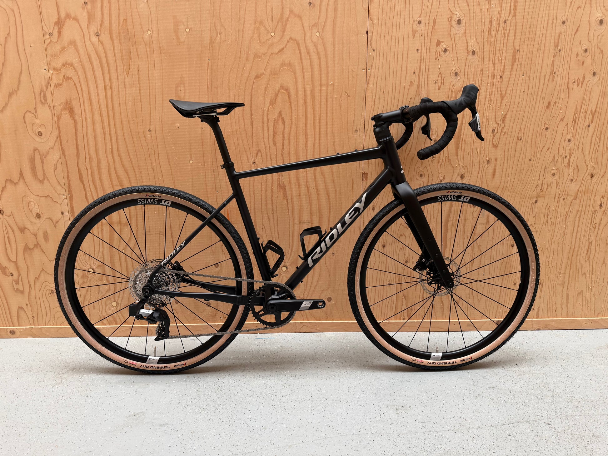 Witte Ridley Adventura mountainbike met zwarte details en stevige frame, klaar voor off-road avonturen.