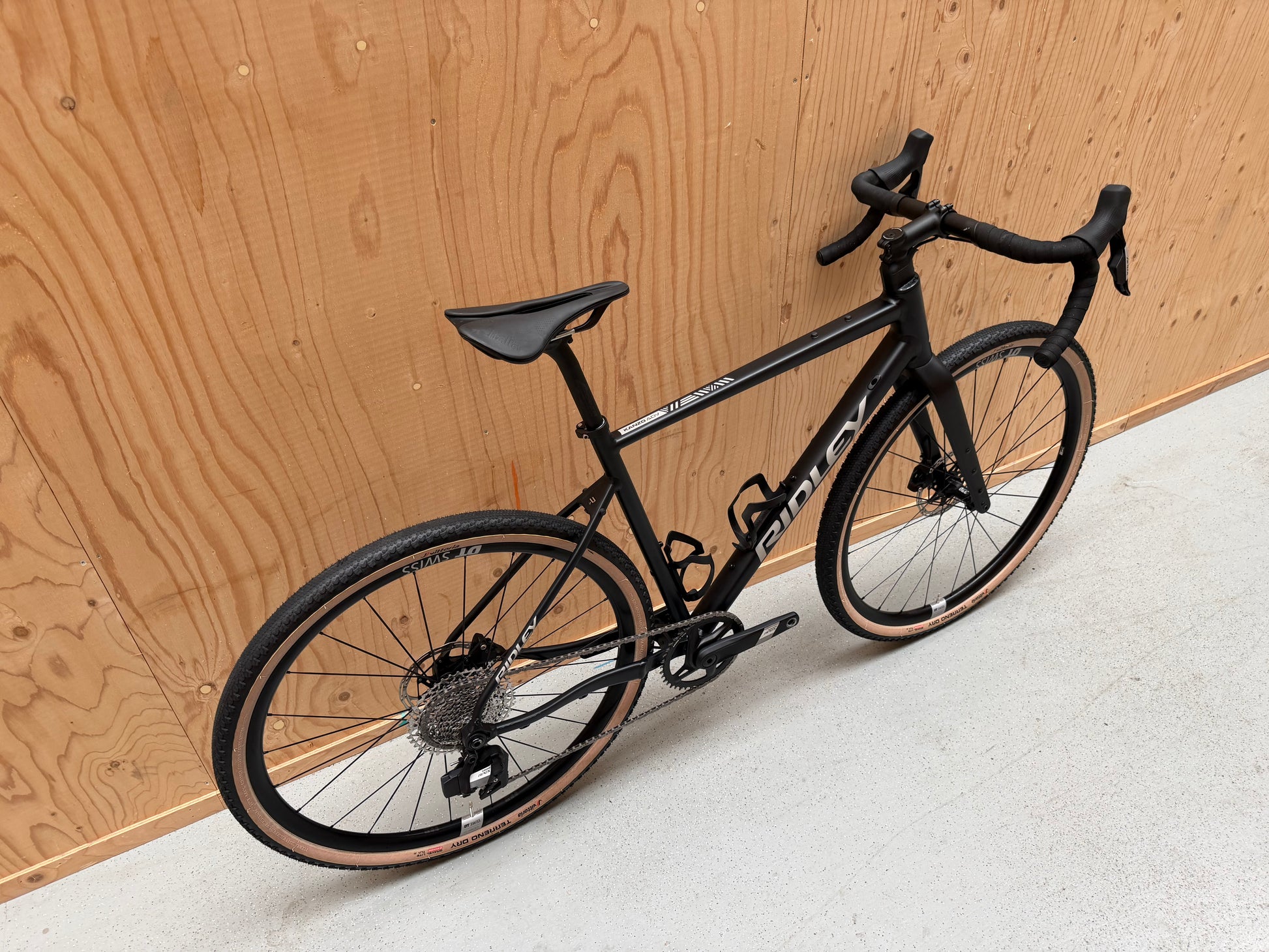 Vélo Studio Ridley Adventura racefiets met zwart frame, blauwe accenten en aerodynamisch ontwerp, klaar voor snelheid en avontuur.