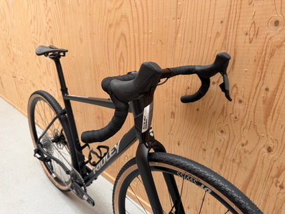 Zwart Ridley Adventura mountainbike met dikke banden en schijfremmen, klaar voor off-road avonturen.