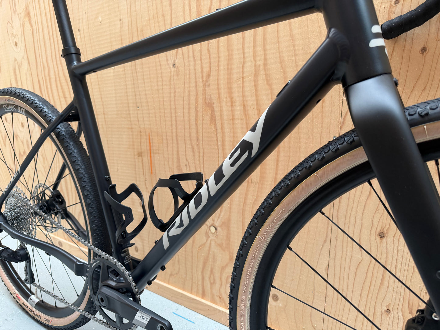 Vélo Studio Ridley Adventura mountainbike met zwarte frame en dikke banden, klaar voor off-road fietsen.
