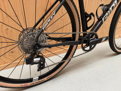 Ridelly Adventura mountainbike van Vélo Studio met zwarte frame en brede banden, klaar voor off-road avonturen
