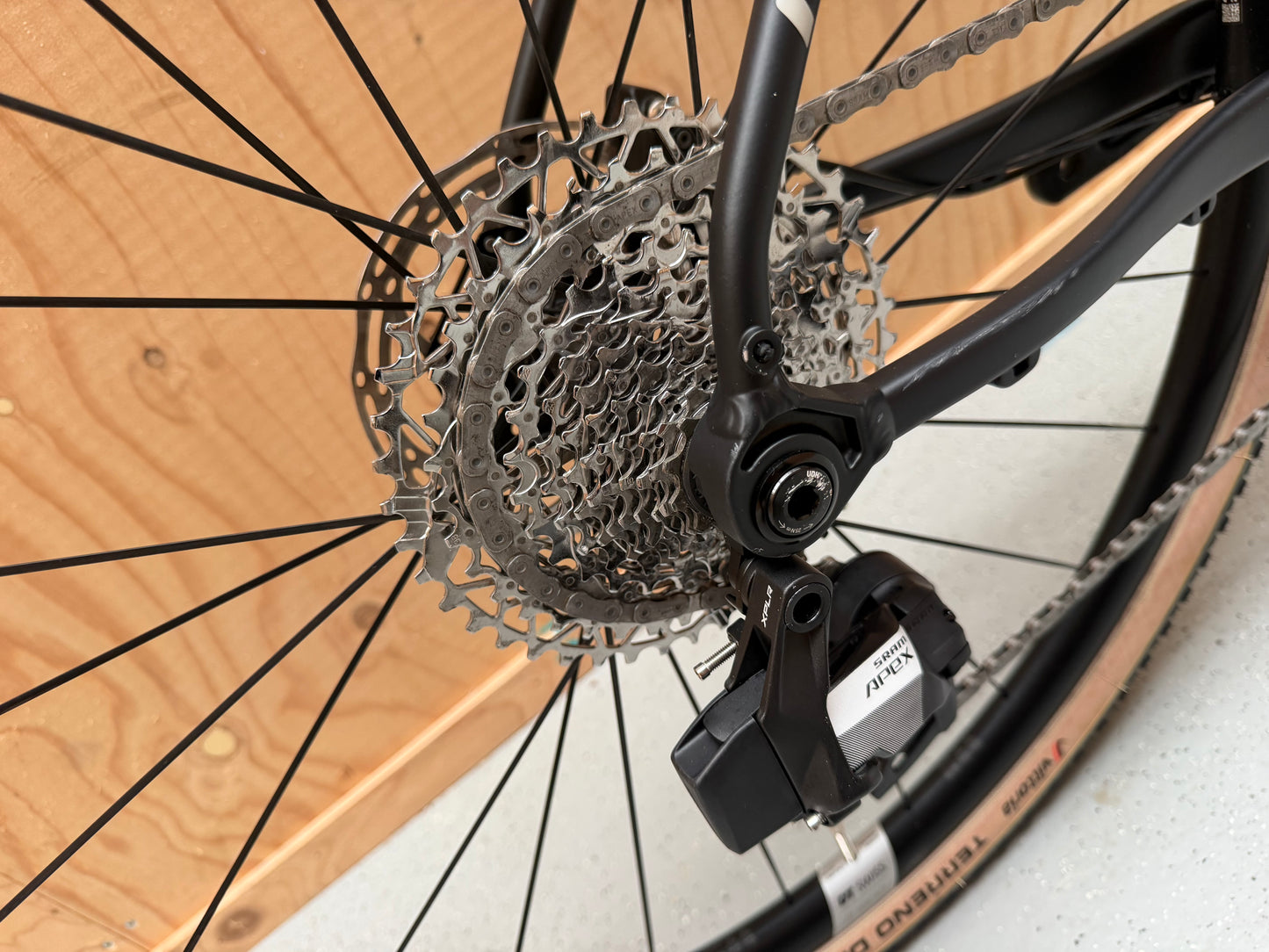 Een zwart Vélo Studio Ridley Adventura mountainbike met slimme framegeometrie en stevige banden.