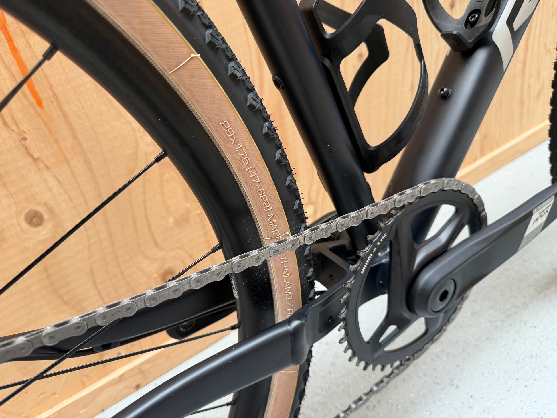 Vélo Studio Ridley Adventura racefiets met zwarte frame en aerodynamisch ontwerp, klaar voor snelle ritten.