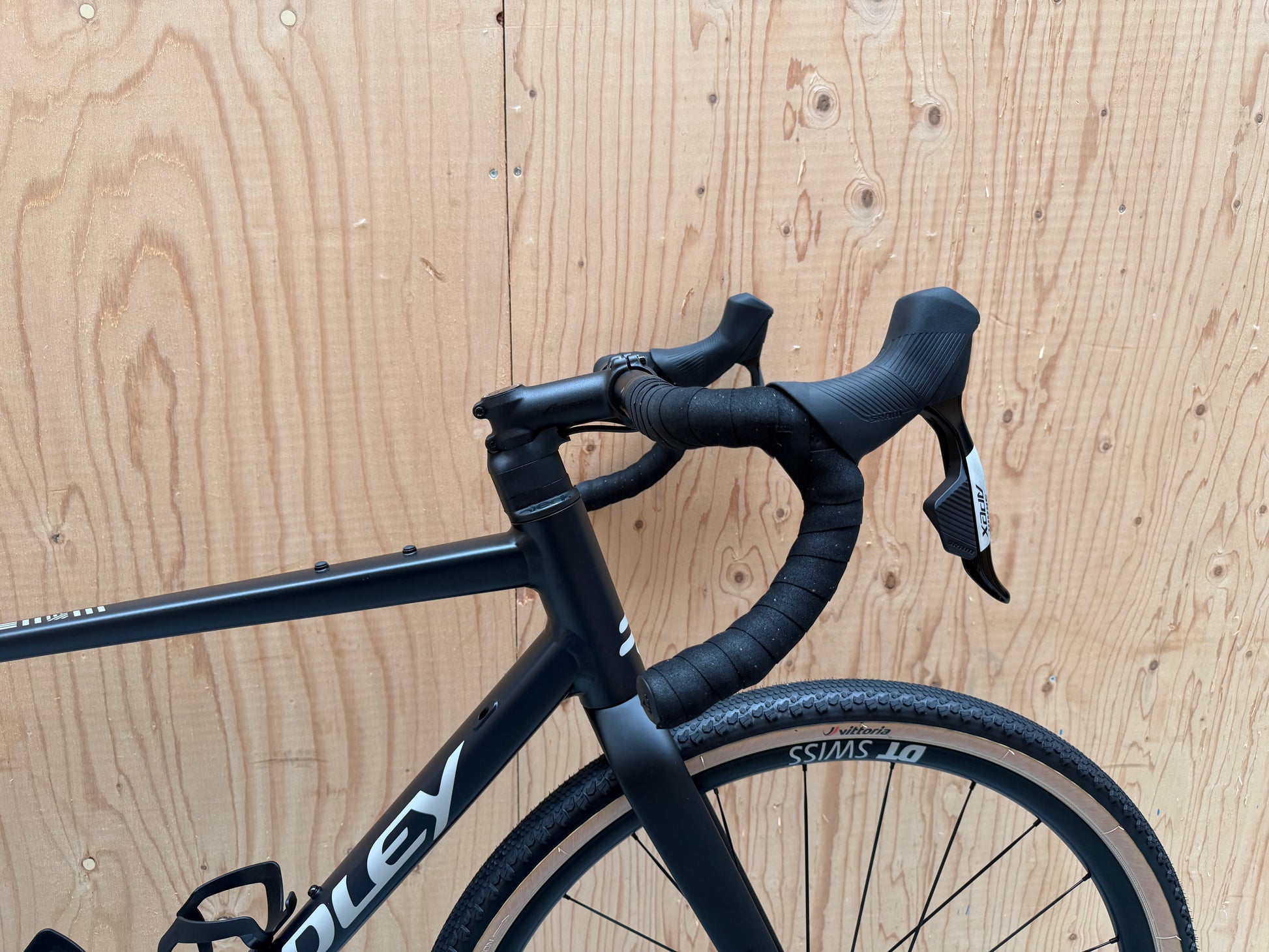 Fiets Ridley Adventura in zwart en blauw, met comfortabele frame en banden, klaar voor een rit op onverharde wegen.