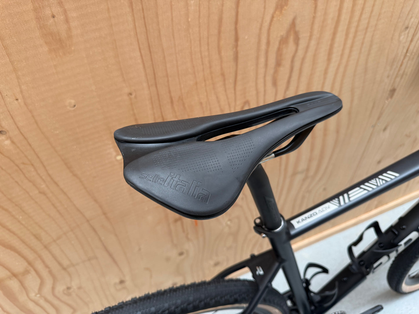 Fiets van Vélo Studio met zwarte frame en stevige banden, model Ridley Adventura, klaar voor een rit.