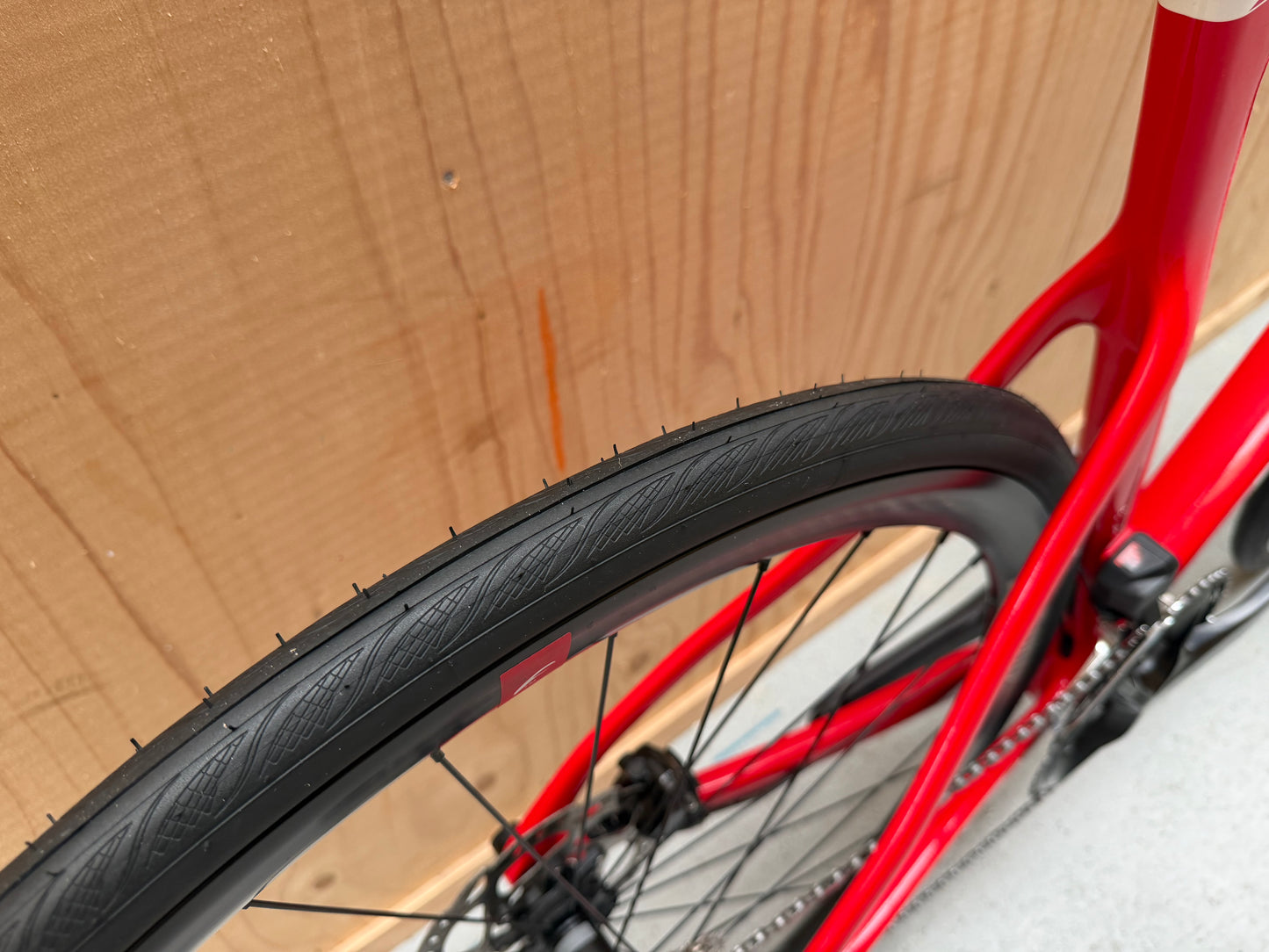 Geanimeerde close-up van de zwarte Pinarello X3 racefiets met aerodynamisch frame en diep profiel velgen van Vélo Studio.