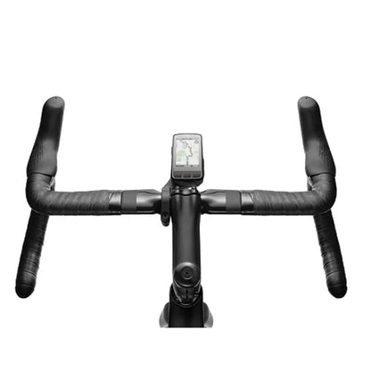 Wahoo Elemtn Bolt fietscomputer met zwart scherm en compacte ontwerp, geplaatst op een fiets voor wielrenners.