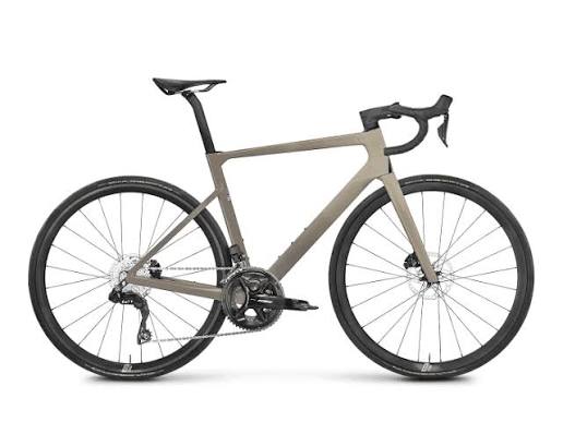 Zilveren Rose Xlite 04 105 Di2 wielrenfiets met aerodynamisch frame en elektronische schakeling op een racebaan