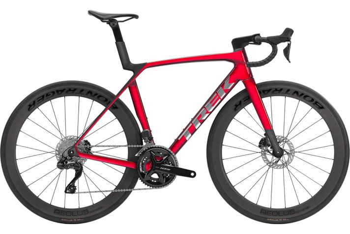 Zwart Trek Madone SL 6 Gen 8 2026 racefiets met aerodynamisch frame en dunne banden, zichtbaar op de afbeelding.