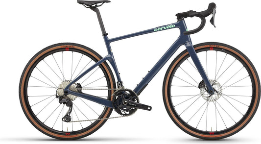 Cervelo Aspero GRX RX610 gravelbike met zwarte frame en brede banden, klaar voor off-road avontuur.