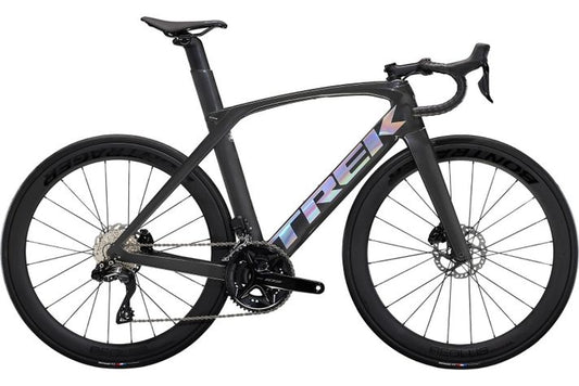 Zwarte Trek Madone SL 6 racefiets met aerodynamisch frame en dunne banden, klaar voor snelle ritten.