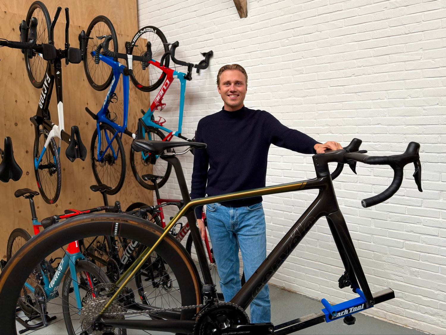 Jobbe Krijnsen van Velo Studio met racefietsen en gravelbikes